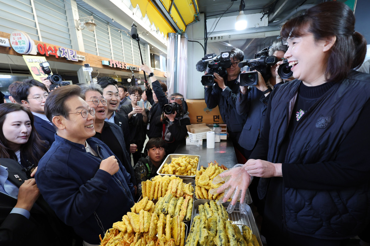 ▲민심을 청취하는 '경청 투어'에 나선 이재명 더불어민주당 대선후보가 2일 오전 강원도 철원군 동송전통시장을 찾아 분식점 사장과 대화하고 있다. (사진=뉴시스)