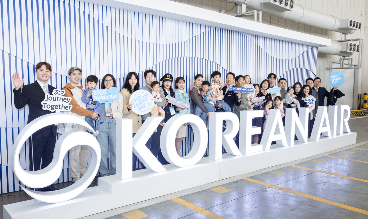 ▲2일 패밀리데이 행사에 참여한 대한항공과 아시아나항공의 임직원들이 기념촬영을 하고있는 모습. (사진=대한항공)