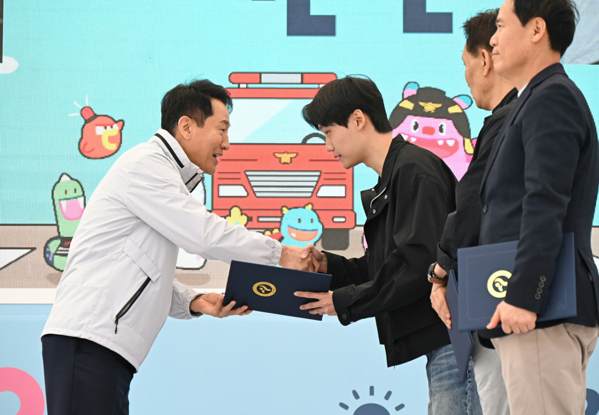 ▲오세훈 서울시장이 2일 여의도공원에서 열린 ‘2025 서울안전한마당’에서 용감한 의인상을 수여하고 있다. 사진제공-서울시