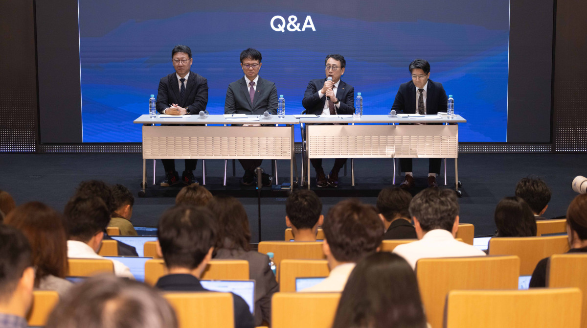 ▲유영상 CEO와 관련 임원들이 2일 질의응답을 진행하는 모습. (왼쪽부터) 김희섭 PR센터장, 류정환 네트워크 인프라센터장, 유영상 CEO, 임봉호 MNO사업부장. (사진제공=SK텔레콤)