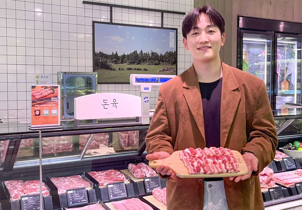 ▲강우재 현대백화점 축산 바이어가 지난달 30일 본지와 인터뷰 후 '현대 셀렉티트 포크'를 선보이고 있다. (사진제공=현대백화점)