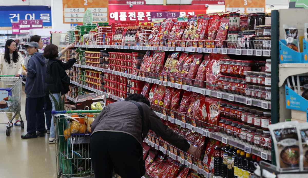 ▲지난달 소비자물가지수 상승률이 2.1%를 기록하며 넉 달 연속 2%대를 이어갔다. 2일 통계청의  '4월 소비자물가 동향'에 따르면 4월 소비자물가지수는 116.38(2020년=100)로 전년 동월 대비 2.1% 상승했다. 소비자물가는 올해 들어 넉 달째 2%대(1월·2.2%, 2월·2.0%, 3월·2.1%, 4월·2.1%)를 유지하고 있다. 품목별로는 가공식품이 16개월 만에 가장 큰 폭인 4.1% 올라 전체 물가를 0.35%포인트(p) 끌어올렸다. 지난달 수산물 물가는 어획량 감소 등의 영향으로 전년 동월 대비 6.4% 상승하며 25개월 만에 최고치를 다시 썼다. 축산물 물가는 도축 마릿수 감소, 수입 돼지고기 상승 영향으로 전년 동월 대비 4.8% 올랐다. 이는 2022년 7월(6.1%) 이후 33개월 만에 최고 수준이다. 이날 서울의 한 대형마트에서 시민들이 장을 보고 있다. 신태현 기자 holjjak@