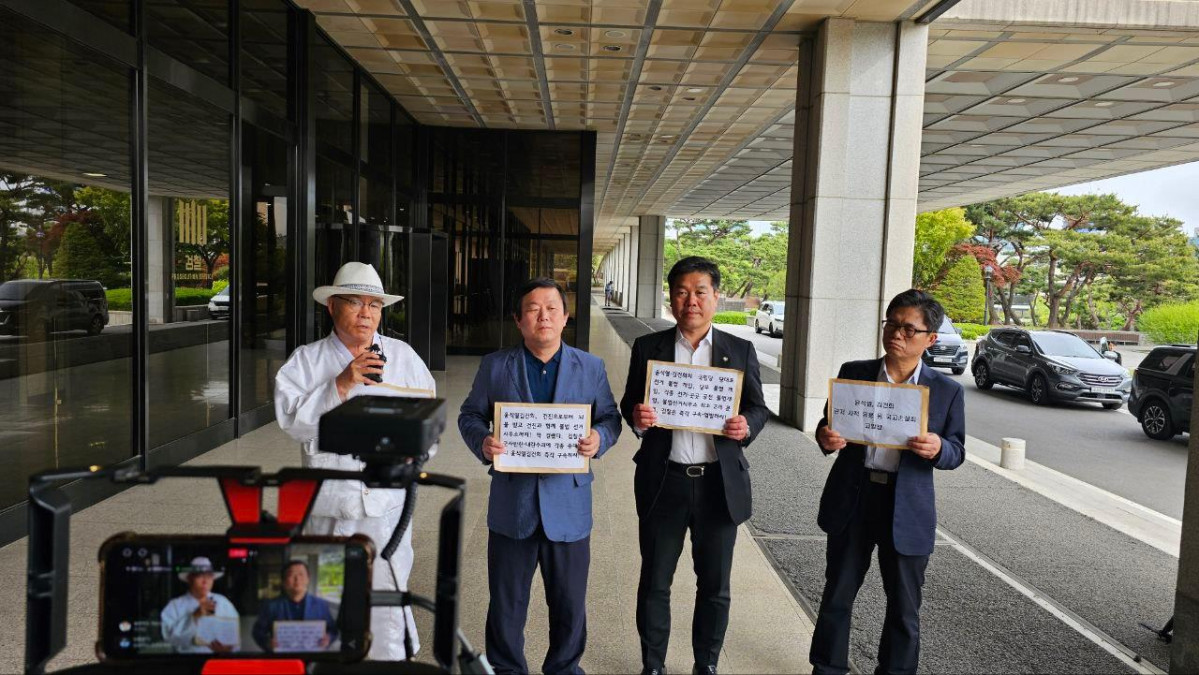 ▲‘검사를 검사하는 변호사 모임’ 오동현 대표(오른쪽 두 번째)와 안진걸 민생경제연구소장(왼쪽 두 번째)이 2일 서울중앙지검 앞에서 윤석열 전 대통령 공직선거법 및 정당법 위반 등 사건 고발인 조사에 앞서 기자회견을 열고 있다. (연합뉴스)