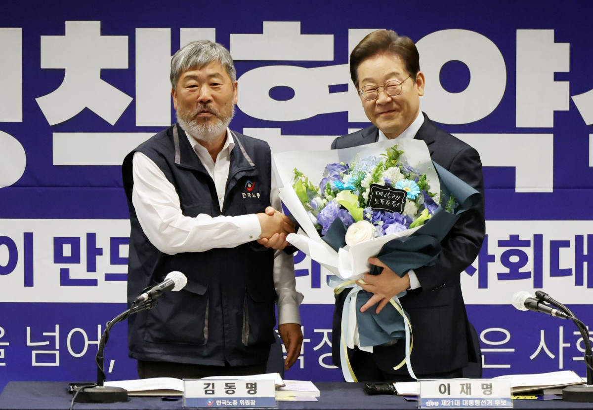 ▲이재명 더불어민주당 대선후보 1일 오후 서울 중구 한국프레스센터에서 열린 한국노총 정책협약식에서 김동명 한국노총 위원장으로부터 꽃다발을 받은 뒤 기념촬영하고 있다. (뉴시스)