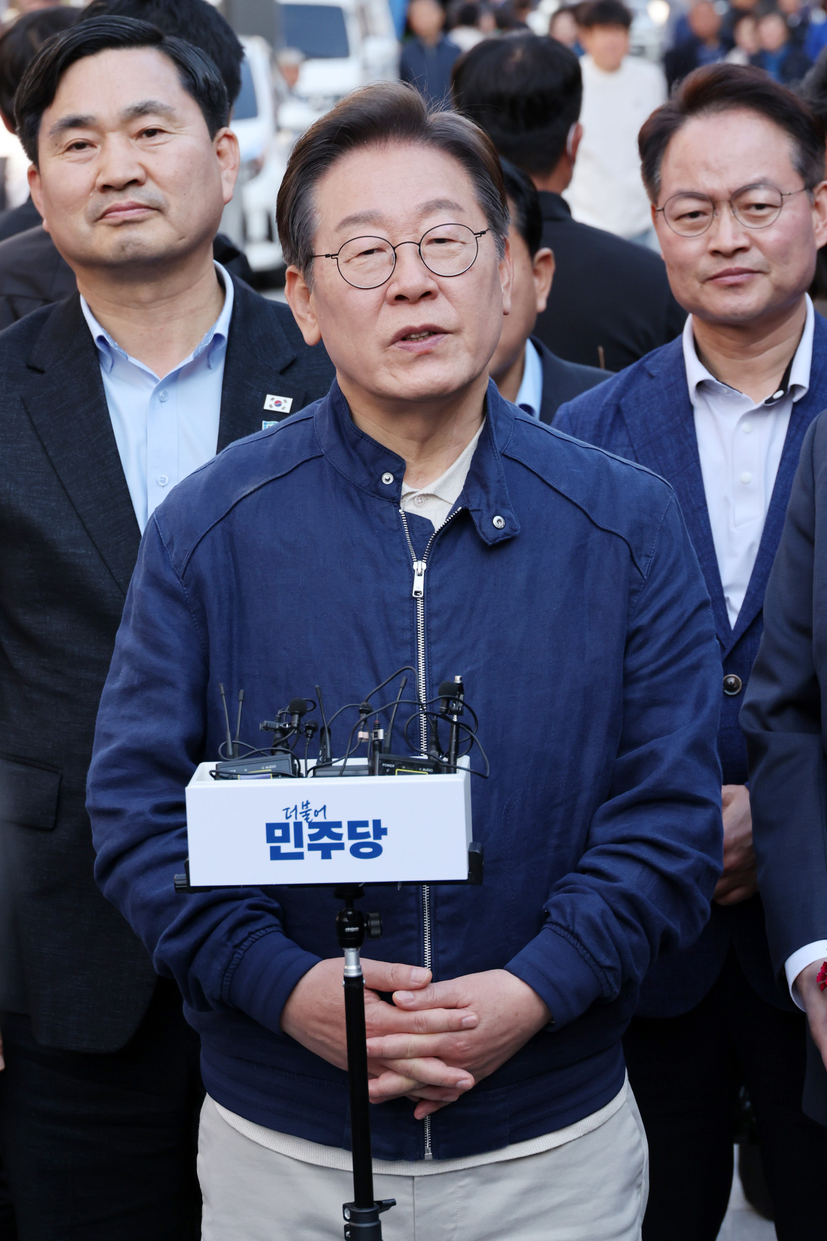 ▲민심을 청취하는 '경청 투어'에 나선 이재명 더불어민주당 대선후보가 2일 오후 강원도 인제군 원통전통시장을 방문한 후 백브리핑을 하고 있다. (사진=뉴시스)