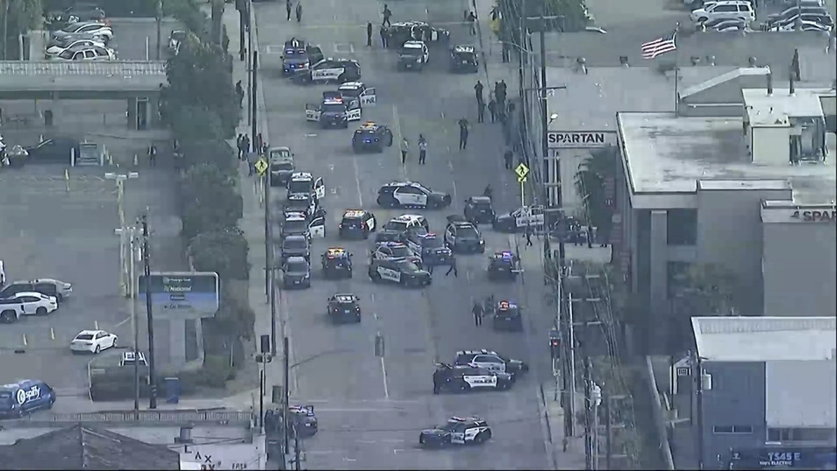 ▲2일(현지시간) 총격이 발생한 미국 로스앤젤레스(LA) 잉글우드 지역의 한 대학교 캠퍼스 내에 경찰 차량들이 들어선 모습. (AP/연합뉴스)