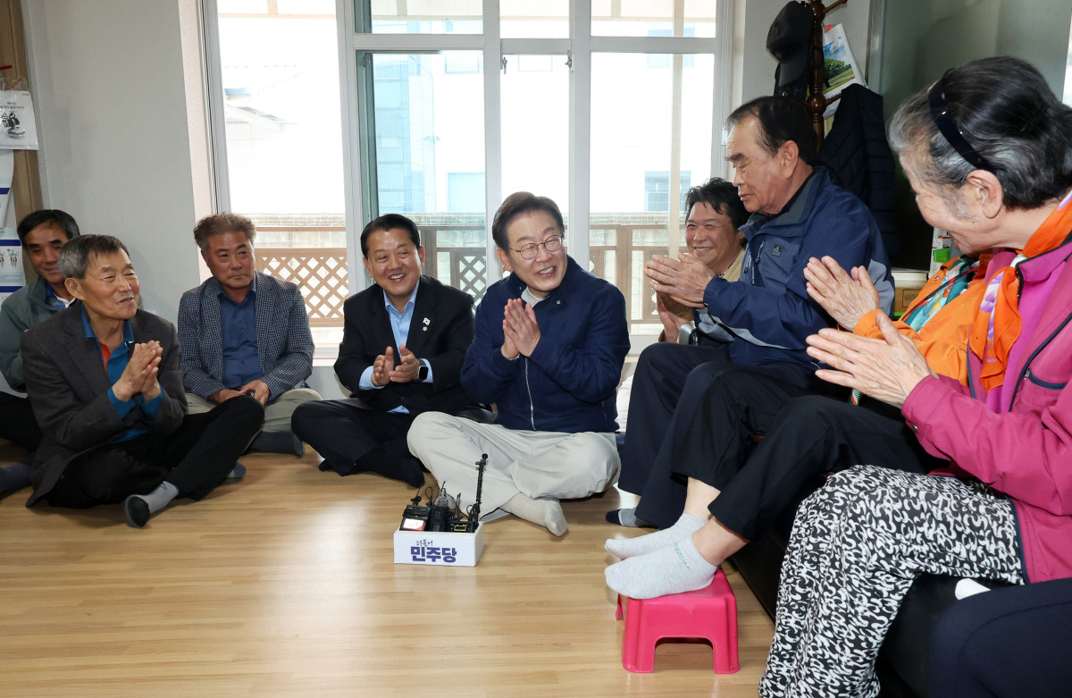 ▲민심을 청취하는 '경청 투어'에 나선 이재명(왼쪽 다섯 번째) 더불어민주당 대선후보가 2일 오후 강원도 화천군 아4리 경로당을 방문해 어르신들과 대화하고 있다. (공동취재) (사진=뉴시스)