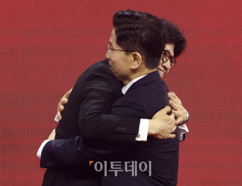 ▲3일 경기 일산 킨텍스 제1전시장에서 열린 국민의힘 대선 후보 선출을 위한 제5차 전당대회에서 김문수(왼쪽), 한동훈 후보가 포옹하고 있다. 고이란 기자 photoeran@