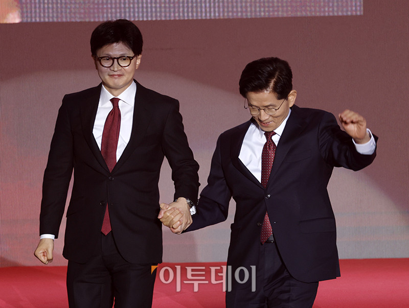 ▲3일 경기 일산 킨텍스 제1전시장에서 열린 국민의힘 대선 후보 선출을 위한 제5차 전당대회에서 김문수(오른쪽), 한동훈 후보가 손을 잡고 단상을 내려가고 있다. 고이란 기자 photoeran@
