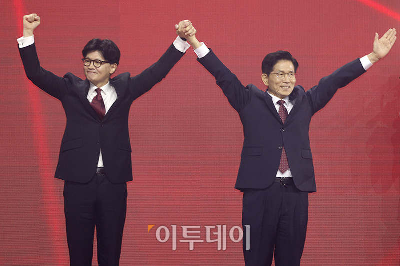 ▲3일 경기 일산 킨텍스 제1전시장에서 열린 국민의힘 대선 후보 선출을 위한 제5차 전당대회에서 김문수(오른쪽), 한동훈 후보가 손을 잡고 있다. 고이란 기자 photoeran@