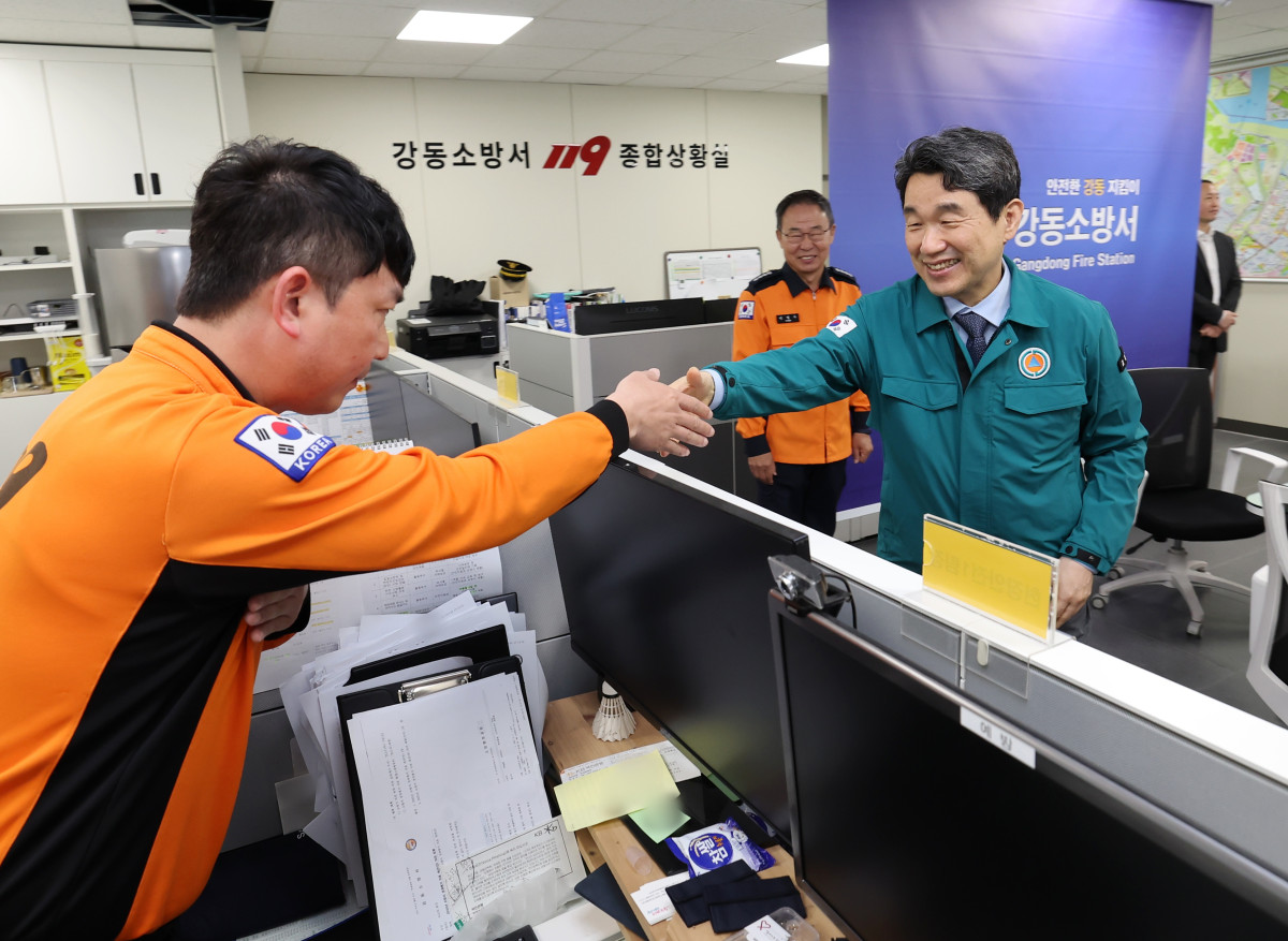 ▲3일 이주호 대통령 권한대행 부총리 겸 교육부 장관이 서울 강동소방서를 방문해 연휴 기간 대비 안전 관리 대책을 청취하고 소방대원들을 격려하고 있다 (사진제공=교육부)