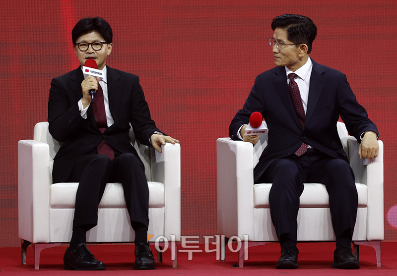 ▲3일 경기 일산 킨텍스 제1전시장에서 열린 국민의힘 대선 후보 선출을 위한 제5차 전당대회에서 김문수(오른쪽), 한동훈 후보가 사회자 질문에 답하고 있다. 고이란 기자 photoeran@