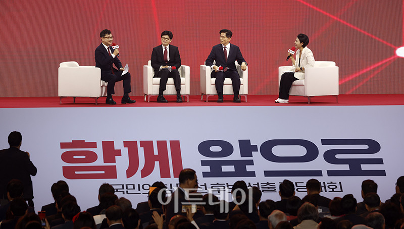 ▲3일 경기 일산 킨텍스 제1전시장에서 열린 국민의힘 대선 후보 선출을 위한 제5차 전당대회에서 김문수(오른쪽 세번째), 한동훈(오른쪽 두번째) 후보가 사회자 질문에 답하고 있다. 고이란 기자 photoeran@기