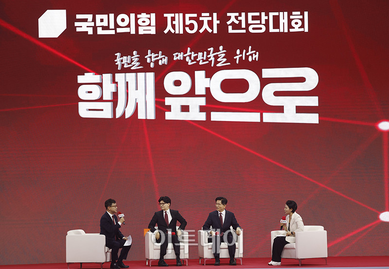 ▲3일 경기 일산 킨텍스 제1전시장에서 열린 국민의힘 대선 후보 선출을 위한 제5차 전당대회에서 김문수(오른쪽 세번째), 한동훈(오른쪽 두번째) 후보가 사회자 질문에 답하고 있다. 고이란 기자 photoeran@