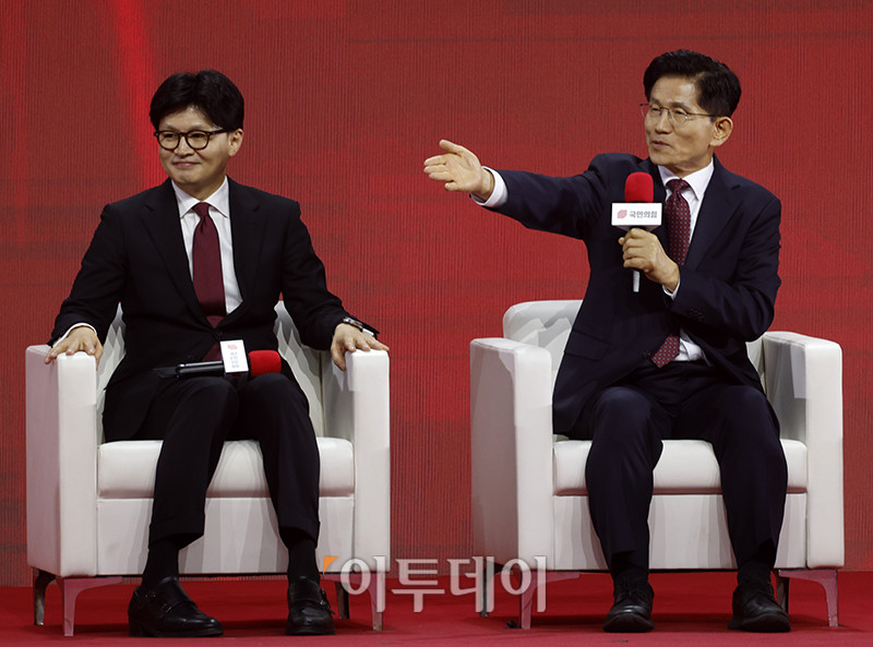 ▲3일 경기 일산 킨텍스 제1전시장에서 열린 국민의힘 대선 후보 선출을 위한 제5차 전당대회에서 김문수(오른쪽), 한동훈 후보가 사회자 질문에 답하고 있다. 고이란 기자 photoeran@
