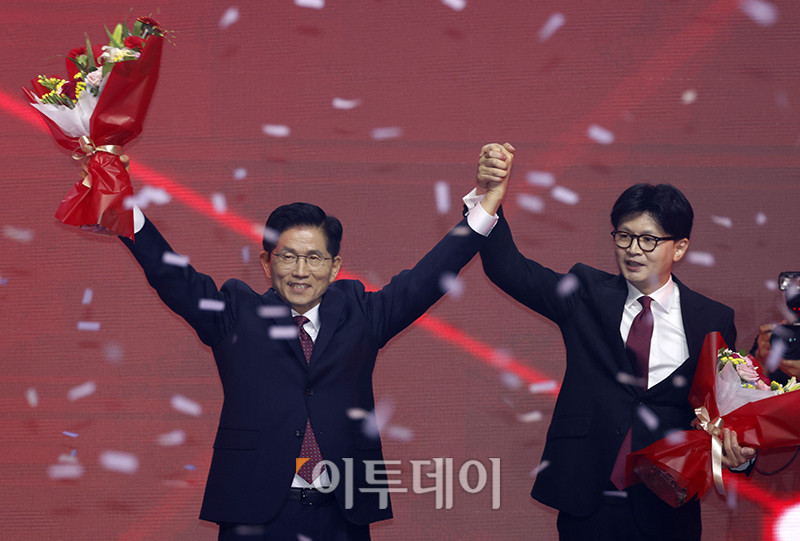 ▲3일 경기 일산 킨텍스 제1전시장에서 열린 국민의힘 대선 후보 선출을 위한 제5차 전당대회에서 김문수(왼쪽) 후보가 대선 후보로 당선되자 한동훈 후보가 축하하고 있다. 고이란 기자 photoeran@