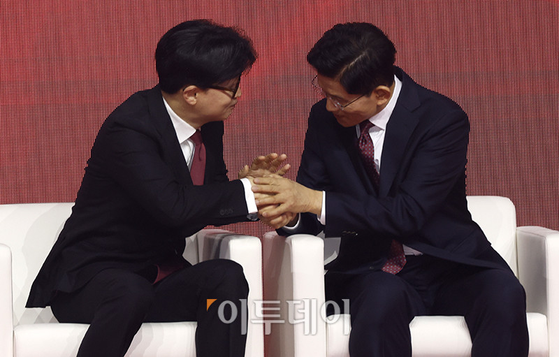 ▲3일 경기 일산 킨텍스 제1전시장에서 열린 국민의힘 대선 후보 선출을 위한 제5차 전당대회에서 김문수(오른쪽) 후보가 대선 후보로 당선되자 한동훈 후보가 축하하고 있다. 고이란 기자 photoeran@