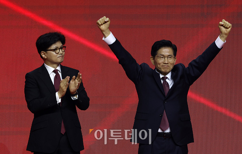 ▲3일 경기 일산 킨텍스 제1전시장에서 열린 국민의힘 대선 후보 선출을 위한 제5차 전당대회에서 김문수(오른쪽) 후보가 대선 후보로 당선되자 한동훈 후보가 축하하고 있다. 고이란 기자 photoeran@