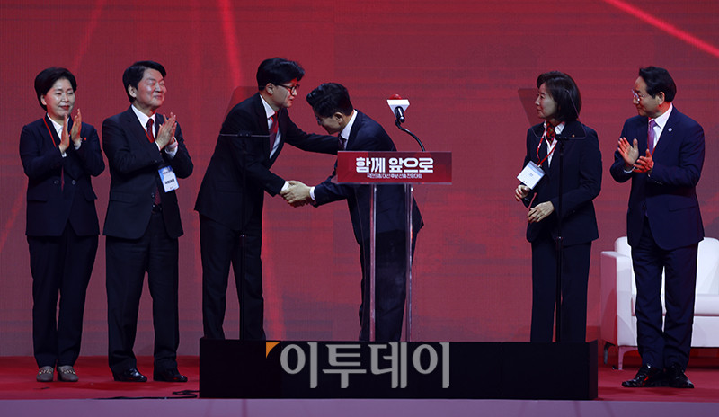 ▲3일 경기 일산 킨텍스 제1전시장에서 열린 국민의힘 대선 후보 선출을 위한 제5차 전당대회에서 대선 후보로 선출된 김문수 후보가 경쟁한 후보들과 인사하고 있다. 왼쪽부터 양향자, 안철수, 한동훈, 김문수, 나경원, 유정복 후보. 고이란 기자 photoeran@