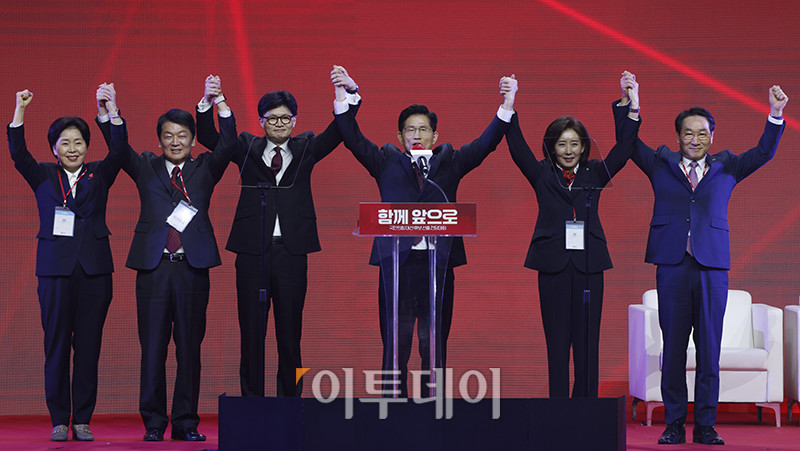 ▲3일 경기 일산 킨텍스 제1전시장에서 열린 국민의힘 대선 후보 선출을 위한 제5차 전당대회에서 대선 후보로 선출된 김문수 후보가 경쟁한 후보들과 인사하고 있다. 왼쪽부터 양향자, 안철수, 한동훈, 김문수, 나경원, 유정복 후보. 고이란 기자 photoeran@