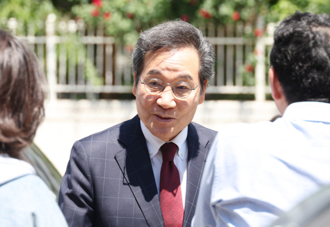 ▲ 새미래민주당 이낙연 상임고문이 2일 대구 북구 침산동 한 식당 앞에서 지지자들과 만나 인사하고 있다. 2025.5.2. (연합뉴스)