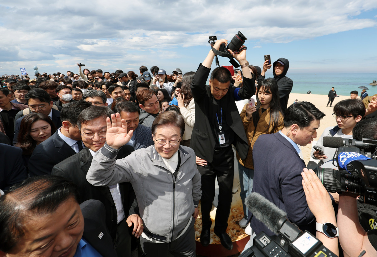 ▲민심을 청취하는 '경청 투어'에 나선 이재명 더불어민주당 대선후보가 3일 강원도 강릉시 안목해변 카페거리를 걸으며 주민들과 관광객들에게 인사하고 있다. (사진=뉴시스)