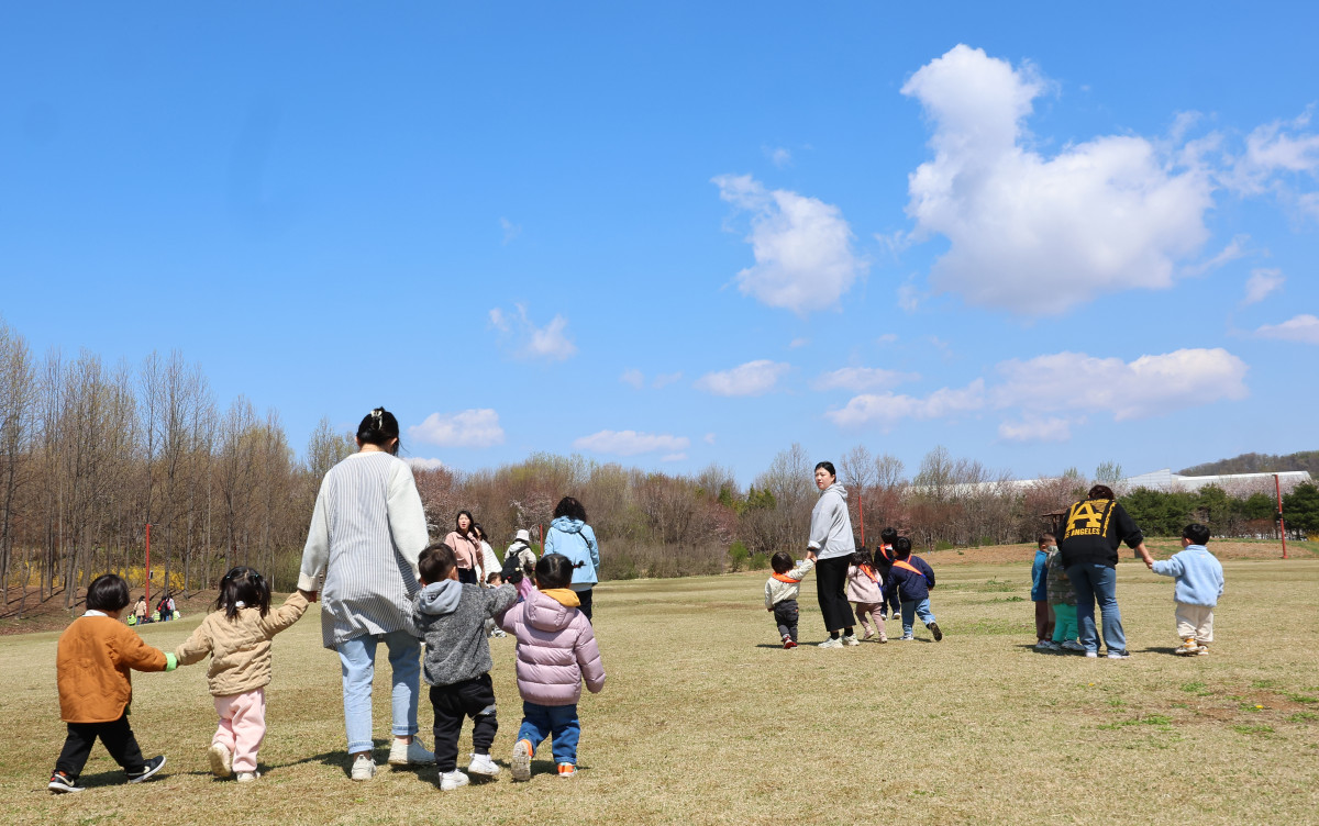 ▲지난달 15일 인천 서구 드림파크 야생화 단지를 찾은 어린이들이 맑은 하늘 아래 이동하고 있다. (연합뉴스)