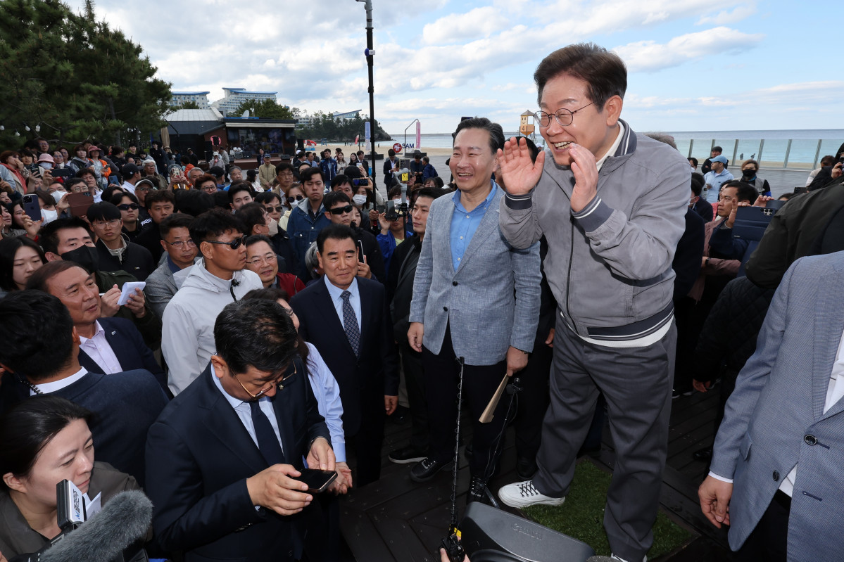 ▲민심을 청취하는 '경청 투어'에 나선 이재명 더불어민주당 대선후보가 3일 강원도 삼척시 삼척해수욕장 인근에서 주민들과 관광객들에게 연설하고 있다. (뉴시스)