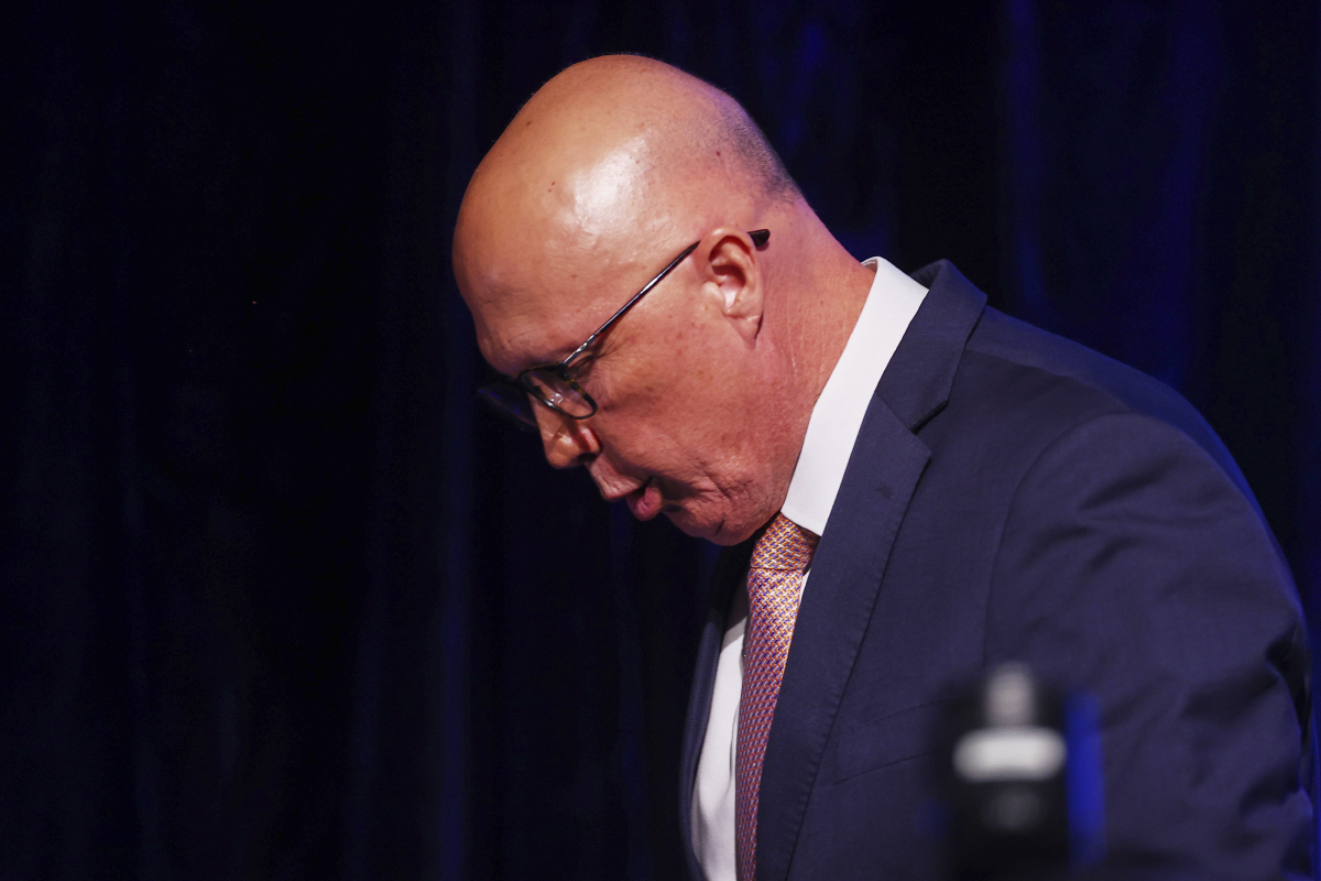 ▲피터 더튼 자유당 대표가 3일(현지시간) 호주 브리즈번에서 연설을 한 후 단상에서 걸어 나오고 있다. 브리즈번(호주)/AP연합뉴스