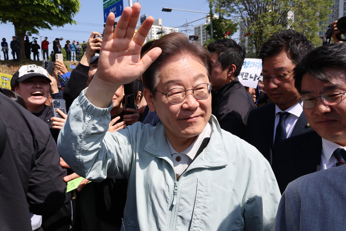 ▲이재명 더불어민주당 대선 후보가 4일 '골목골목 경청투어 : 단양8경편' 첫 방문지인 경북 영주시 문정둔치에서 열린 한국선비문화축제장을 찾아 시민들에게 인사하고 있다. (연합뉴스)