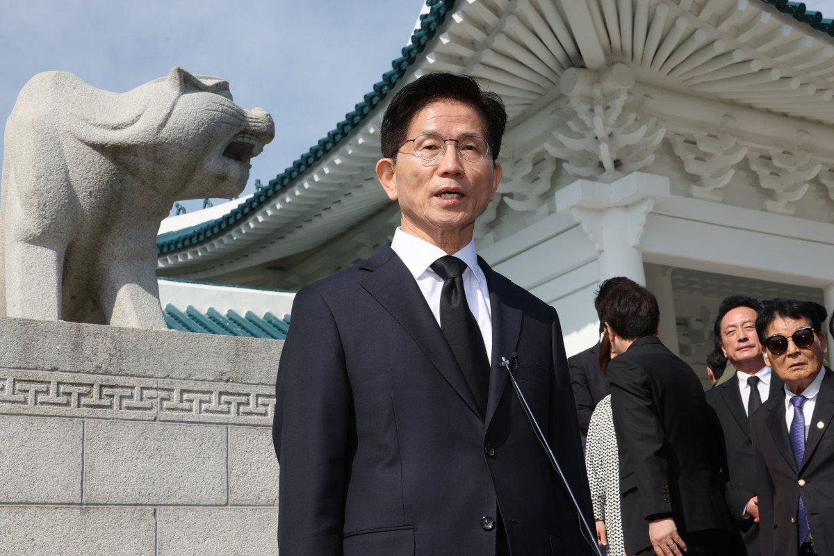 ▲김문수 국민의힘 재선후보가 4일 서울 동작구 국립서울현충원을 찾아 현충탑에 참배를 마친 뒤 취재진에 발언하고 있다.  (연합뉴스)