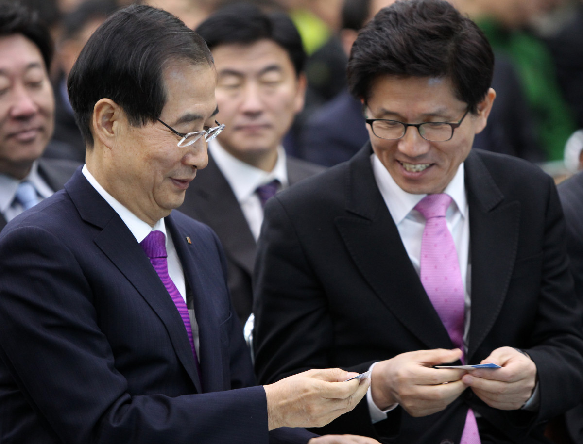 ▲2012년 경기도청 대회의실에서 만난 한덕수(왼쪽)와 김문수.
(연합뉴스)