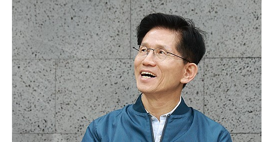 ▲국민의힘 김문수 대선 후보가 4일 한센인 마을인 경기도 포천시 장자마을을 방문, 이길용 한국한센인총연합회 회장 발언을 듣던 중 이 회장이 후보 단일화를 한다면 양보하지 말라는 취지로 말하자 미소를 짓고 있다.  (연합뉴스 )