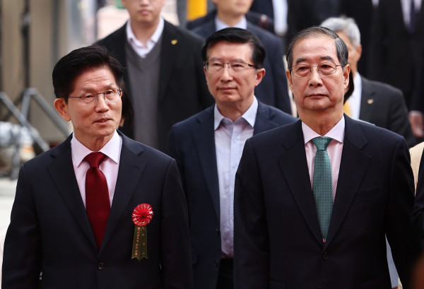 ▲국민의힘 김문수 대선 후보(왼쪽)와 무소속 한덕수 대선 예비후보가 5일 서울 종로구 조계사에서 열린 불기 2569년 부처님오신날 봉축법요식에 참석하고 있다. 2025.5.5 (연합뉴스 )