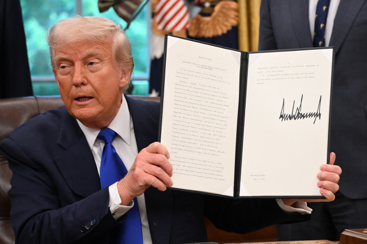 ▲도널드 트럼프 미국 대통령이 5일(현지시간) 의약품 제조 촉진 관련 행정명령 서명식을 치르고 있다. 워싱턴D.C./AFP연합뉴스