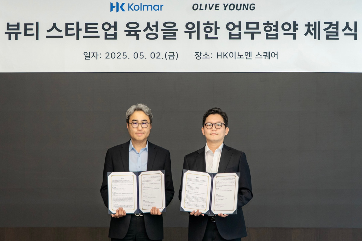 ▲2일 경기도 성남시 HK이노엔 사옥에서 열린 업무협약 체결식에서 허현행(왼쪽) 한국콜마 경영기획본부장과 장지민 CJ올리브영 경영지원담당이 기념 사진을 찍고 있다. (사진제공=CJ올리브영)