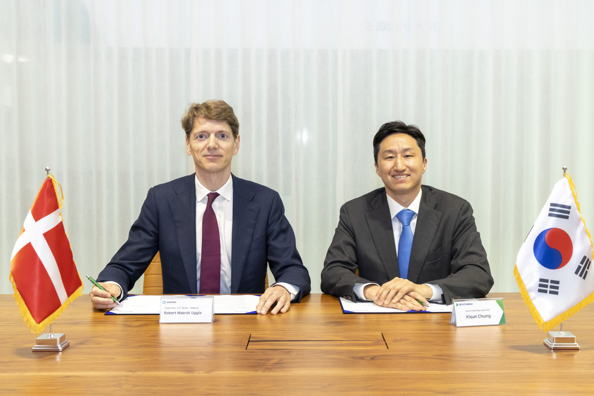 ▲HD현대 정기선 수석부회장과 A.P. 몰러 머스크 로버트 머스크 우글라(Robert Maersk Uggla) 의장이 ‘탈탄소 해운 기술 발전 및 글로벌 통합 물류 서비스 분야의 포괄적 협력 관계 구축을 위한 양해각서(MOU)’에 서명하고 있다. (사진제공-HD현대)