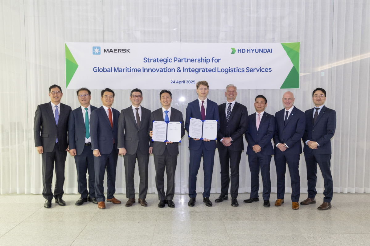 ▲HD현대가 최근 A.P. 몰러 머스크와 ‘탈탄소 해운 기술 발전 및 글로벌 통합 물류 서비스 분야의 포괄적 협력 관계 구축을 위한 양해각서(MOU)’를 체결했다. 정기선 HD현대 수석부회장(왼쪽에서 다섯번째), A.P. 몰러 머스크 로버트 머스크 우글라(Robert Maersk Uggla) 의장 (사진제공-HD현대)