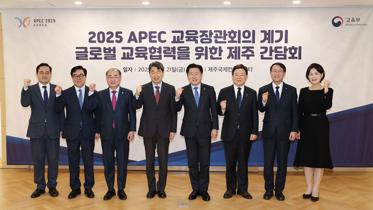 ▲ 이주호 부총리 겸 교육부 장관이 제주 국제컨벤션센터에서 열린 2025 아시아태평양경제협력체 교육장관회의 성공적 개최를 위한 간담회에서 관계자들과 기념 촬영하고 있다.  (연합뉴스)