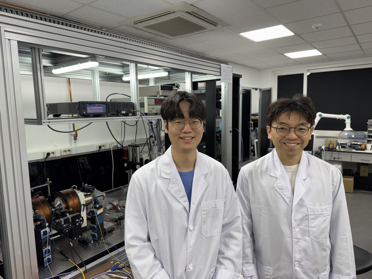 ▲한국과학기술원(KAIST)이 자기 성질을 가진 물질(자성체)로 양자컴퓨팅 기술을 세계 최초로 구현하는 데 성공했다고 6일 밝혔다. 사진은 물리학과 송무준 박사(왼쪽), 물리학과 김갑진 교수(오른쪽) (사진제공=KAIST)