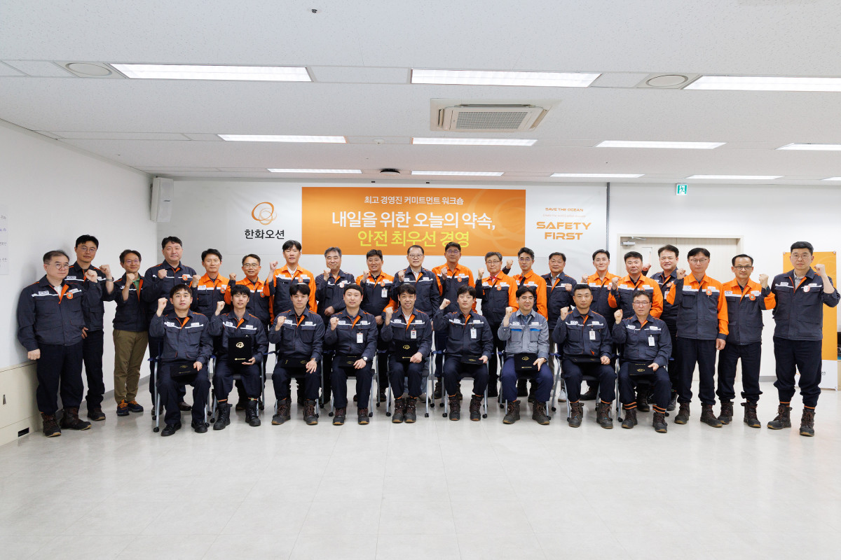 ▲김희철 한화오션 대표이사 사장(뒷줄 왼쪽에서 열번째)를 비롯한 경영진들이 ‘신(新)안전문화’ 정착 및 확산을 위한 커미트먼트 워크숍에 참여해 기념촬영을 하고 있다. (사진제공-한화오션)