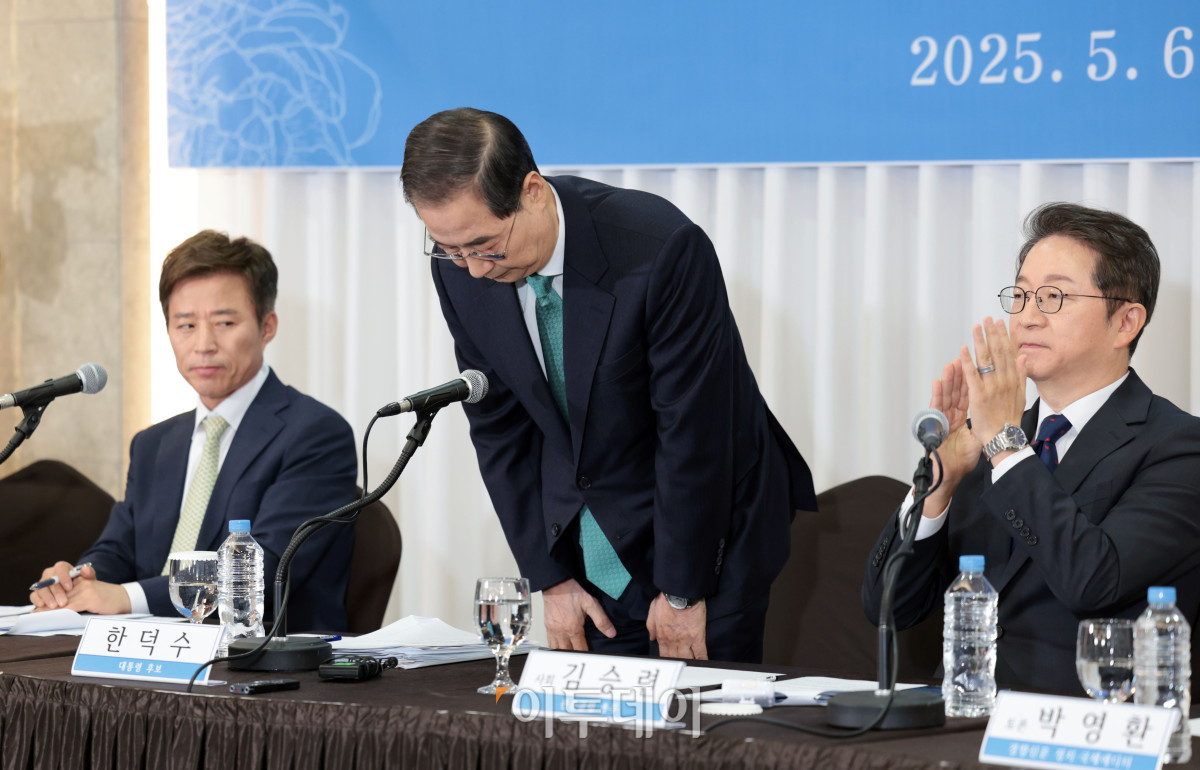 ▲한덕수 무소속 대통령선거 예비후보가 6일 서울 중구 코리아나 호텔에서 열린 관훈토론회에서 기조연설에 앞서 인사를 하고 있다. 국회사진취재단