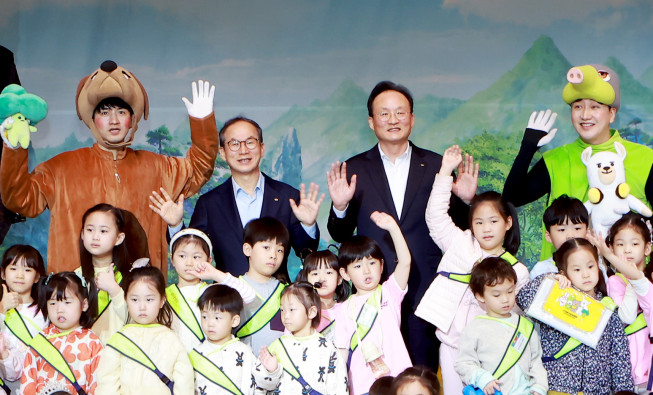 ▲지난 2일 여의도 KB국민은행 신관 다목적홀에서 진행된 어린이날 기념행사에서 양종희 KB금융그룹 회장과 이환주 KB국민은행장이 아이들과 기념 촬영을 하고 있다.