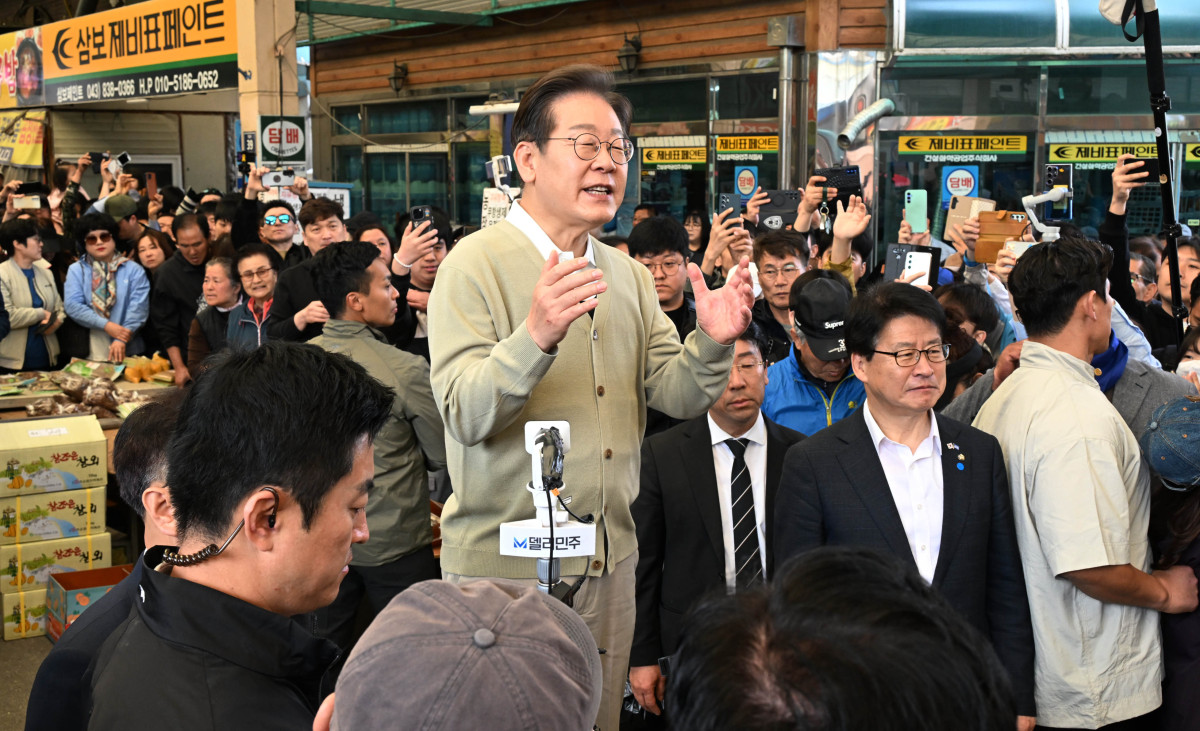 ▲더불어민주당 이재명 대선 후보가 '골목골목 경청투어' : 국토종주편'에 나선 6일 충북 증평군 증평장뜰시장에서 지지를 호소하고 있다.  (연합뉴스)