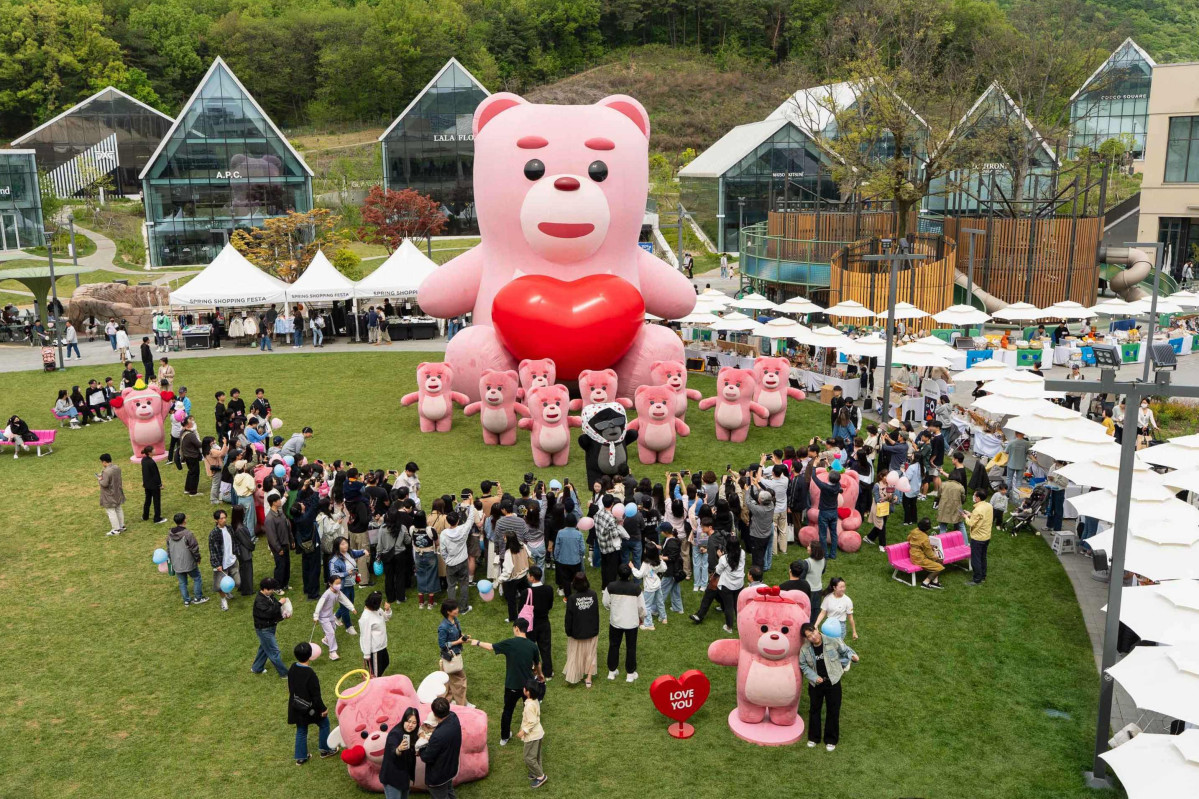 ▲롯데홈쇼핑이 5월 황금 연휴를 맞아 롯데프리미엄아울렛 의왕점에서 진행 중인 초대형 벨리곰 공공전시에 몰린 가족 단위 쇼핑객들이 모여 인증샷을 찍고 있다. (사진제공=롯데홈쇼핑)