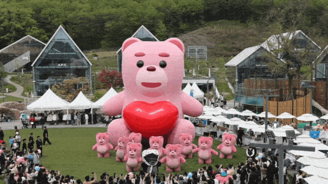 ▲2일 다수의 벨리곰이 깜짝 등장, 퍼레이드 공연을 펼치며 롯데아울렛 의왕점을 찾은 고객들에게 즐거움을 선사했다. (영상 제공=롯데홈쇼핑)