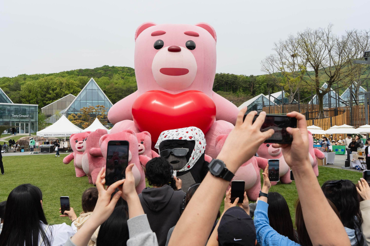 ▲롯데홈쇼핑이 5월 황금 연휴를 맞아 롯데프리미엄아울렛 의왕점에서 진행 중인 초대형 벨리곰 공공전시가 가족 단위 쇼핑객들로 북적이며 인기를 끌고 있다. (사진제공=롯데홈쇼핑)
