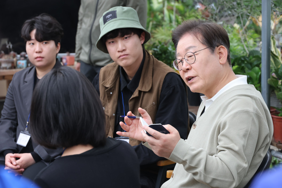 ▲더불어민주당 이재명 대선 후보가 '골목골목 경청투어' : 국토종주편'에 나선 6일 충북 보은군 화훼농원 '숲결'에서 열린 충북 청년 농업인 간담회에서 인사말을 하고 있다. (연합뉴스)