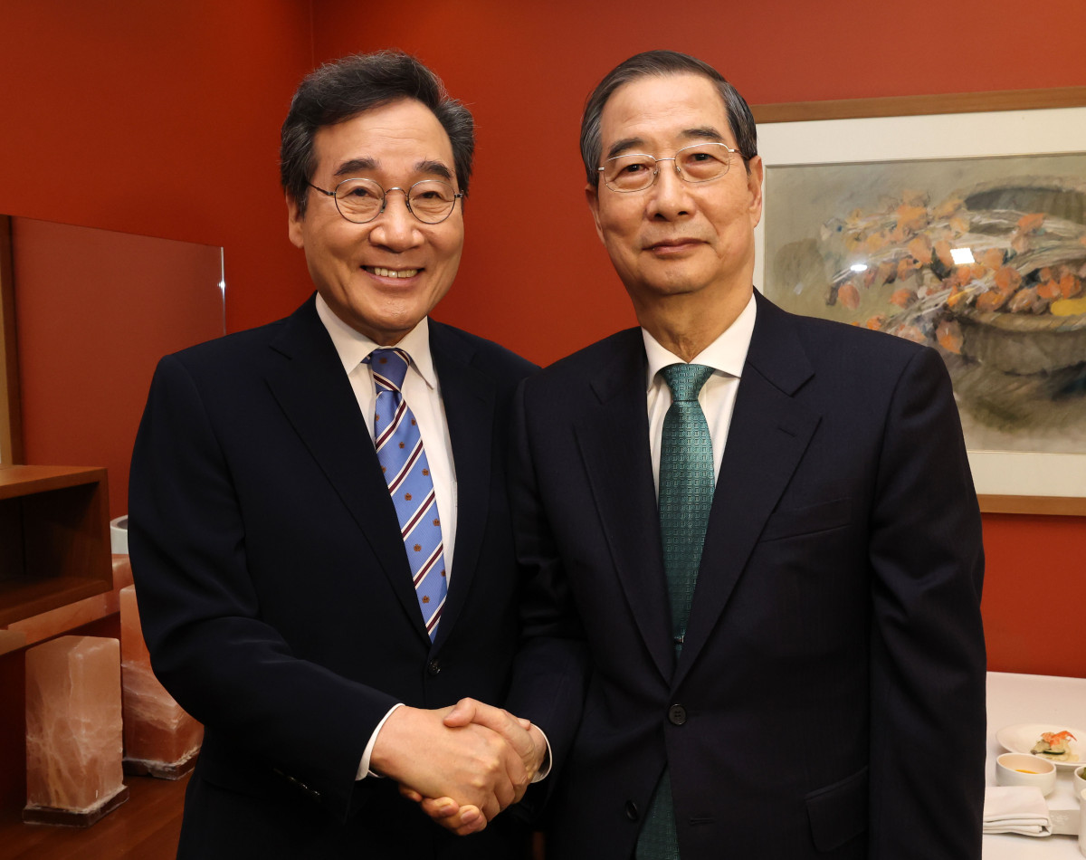 ▲한덕수 무소속 대통령 선거 예비 후보와 이낙연 새미래민주당 상임고문이 6일 서울 중구 달개비 컨퍼런스하우스에서 오찬회동에 앞서 기념촬영을 하고 있다. (사진제공=뉴시스)