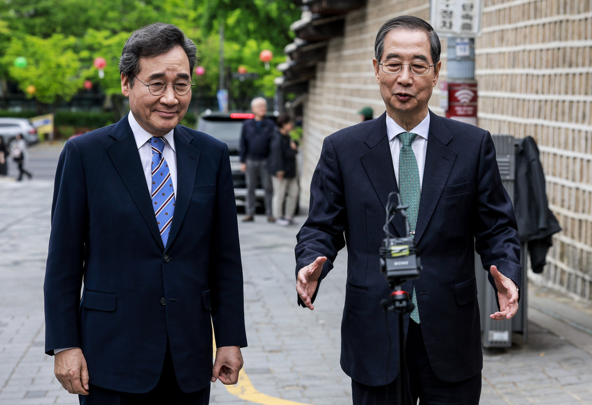 ▲한덕수 무소속 대통령 선거 예비 후보와 이낙연 새미래민주당 상임고문이 6일 서울 중구 달개비 컨퍼런스하우스에서 오찬회동 마친 뒤 취재진의 질문에 답하고 있다. (뉴시스)